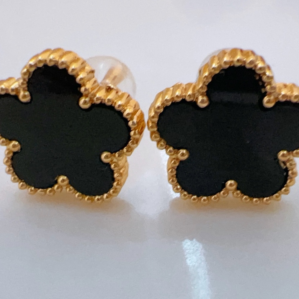 ❌SOLD❌Black and Gold flower studs